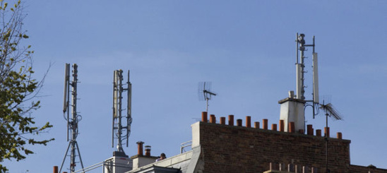 Des antennes relais sur les toits de Paris.  afp.com/Jacques Demarthon