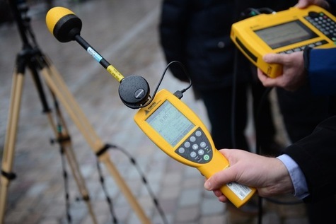 Mesures du champ électromagnétique et des ondes radiofréquence par des techniciens de l’ANF. (MARTIN BUREAU/AFP)