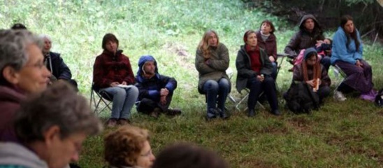 Saint-Julien-en-Beauchêne (Hautes-Alpes), lundi. Jeunes, vieux, encore en activité ou précarisés à cause de leur handicap, plusieurs dizaines d’électrosensibles se sont rassemblés dans une zone blanche, notamment pour échanger leurs expériences. | (LP/Aurélie Ladet.)