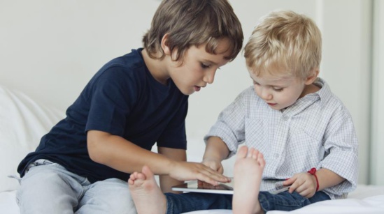 Certains enfants de grands patrons de la high tech n'ont pas le droit d'utiliser des tablettes ou des ordinateurs, explique le "New York Times". (ALE VENTURA / PHOTOALTO / AFP)