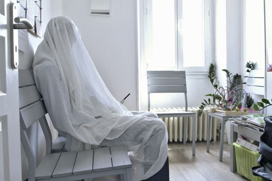 Jonathan, 32 ans, chez son ostéopathe avec sa protection anti-ondes, un tissu en coton et fibres métalliques. Premier à bénéficier d'une aide départementale pour s'équiper de protections. © Daphné Mongibeaux