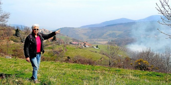 Isabelle Nonn-Traya vit en Ardèche, dans l’une des dernières zones blanches de France. Mais la prochaine mise en service d’une antenne relais, de l’autre côté du vallon, risque de la faire partir. Photos Ad. B. et DR