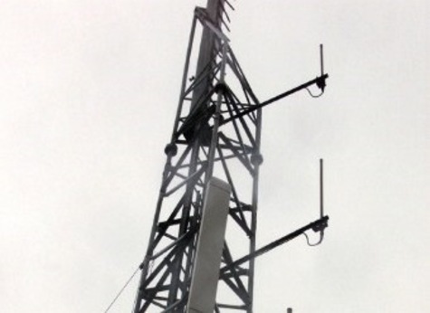 12 juillet 2001 une antenne de transmission et de relai de téléphone mobile et portable fixée sur le toit d'un immeuble à Paris. /AFP PHOTO JACK GUEZ