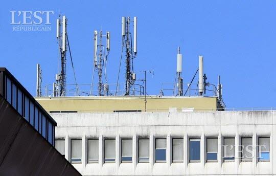 À Belfort, les fréquences testées dès janvier seront trois à trente fois plus élevées qu’actuellement. Elles permettront de développer la future 5G, nécessaire aux objets connectés. Or, de plus en plus de scientifiques demandent que la nocivité des ondes soit reconnue. Photo Lionel VADAM