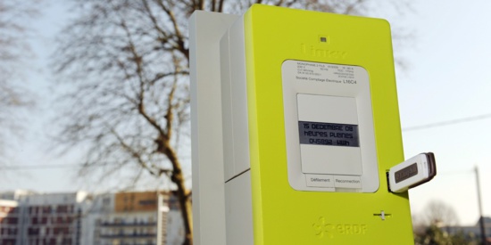 L'installation des compteurs Linky, de couleur jaune, se fait progressivement dans l'Hexagone.@ ALAIN JOCARD / AFP