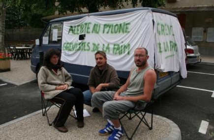 Christophe et Claire entameront aujourd'hui leur sixième jour de grève de la faim devant la mairie de Saint-Christophe-sur-Guiers. Le DL