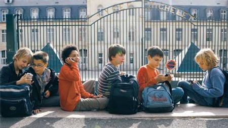 (Eric Dessons/JDD) Des jeunes d’une douzaine d’années, à la sortie du collège, vendredi. Objet de mode, comme le MP3 ou la console portable, le mobile les accompagne désormais partout.