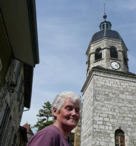 Marie-Hélène Nouvellon sous le clocher “électromagnétique”. « Les antennes devraient être installées au moins à 300 m des habitations pour éviter tout risque. Là, elles sont à 10 mètres des chambres ! »