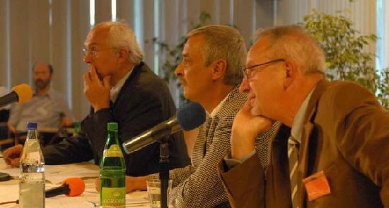 Les professeurs Franz Adlkofer (Verum-Foundation), Josef Lutz (TU Chemnitz) et Rainer Frentzel-Beyme (Uni Bremen) lors de la présentation dans le cadre de l'université des scientifiques de Gelsenkirchen, sur les résultats de la recherche du 01/10/2007