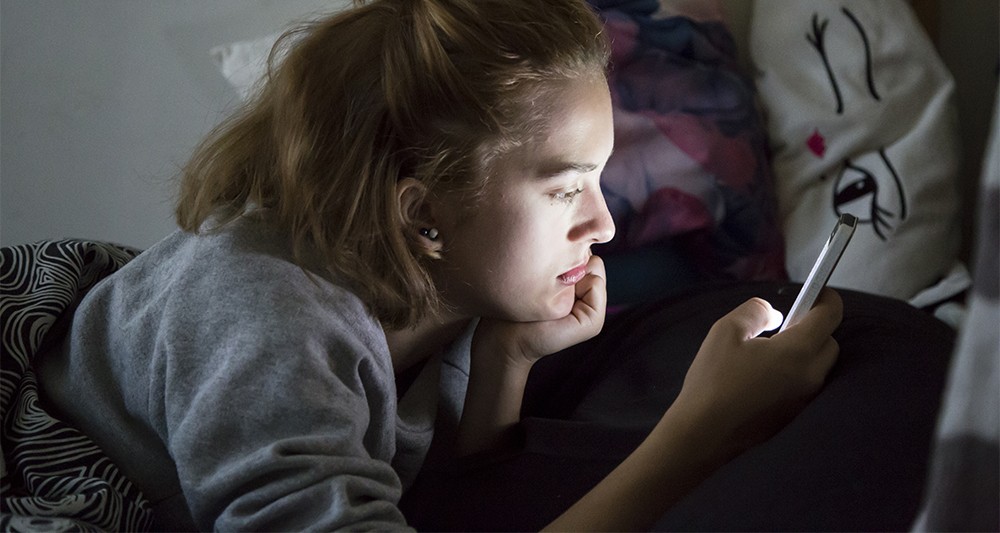 Selon la psychologue Jean Twenge, les adolescents américains souffriraient de « la pire crise de santé mentale depuis des décennies ». En cause, leur addiction au smartphone et aux réseaux sociaux. - Shutterstock