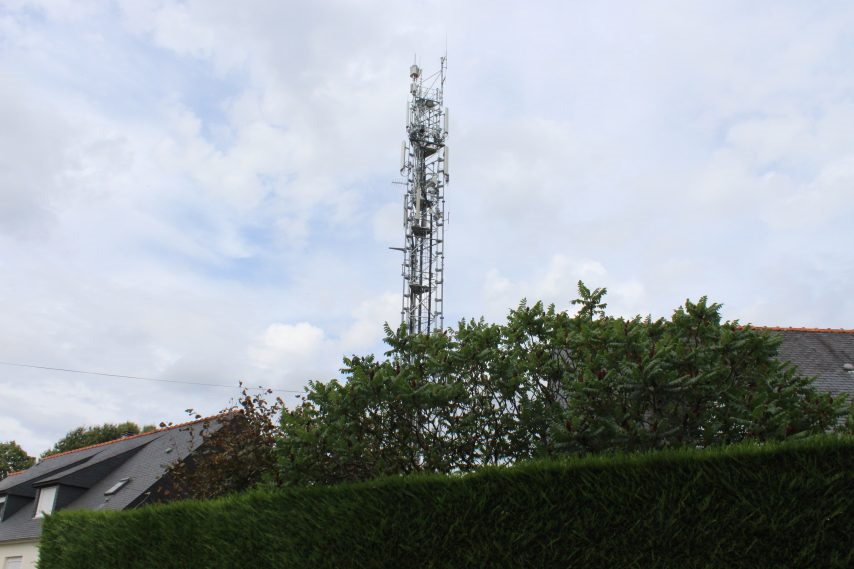L’antenne de Castel Pic, à Guingamp, se situe en plein cœur d’un quartier d’habitations. (©L’Echo de l’Argoat)
