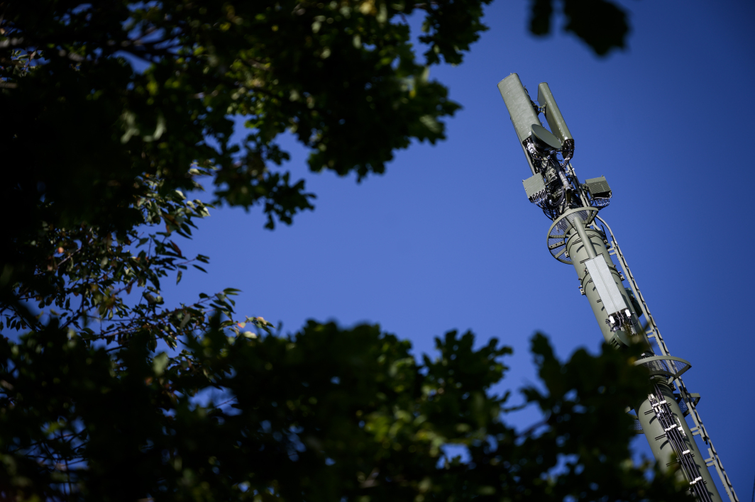 Des antennes 5G ont été prises pour cible au Royaume-Uni. - FABRICE COFFRINI / AFP