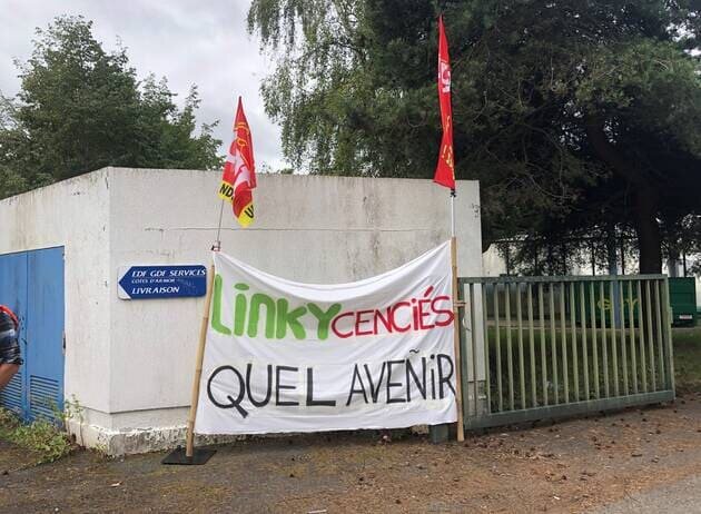 Une trentaine de salariés de l’entreprise Solutions 30 ont manifesté devant le siège d’Enedis, à Saint-Brieuc, ce mardi. | OUEST-FRANCE