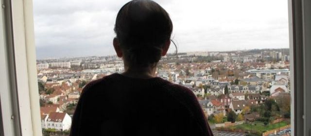 Antony (Hauts-de-Seine), le 30 novembre 2012. Chantal demande a etre relogée car elle dit souffrir des antennes relais placées sur le toit. | LP / JV