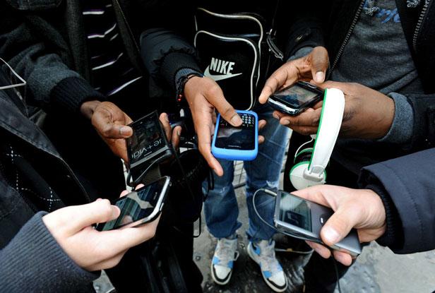 Des jeunes utilisent leur téléphone portable DURAND FLORENCE/SIPA