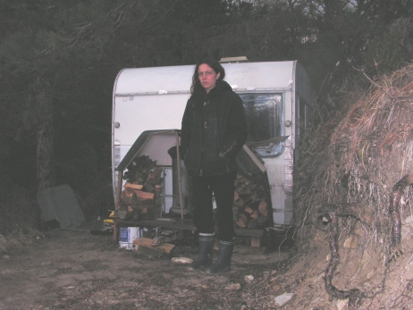 Emma, électro sensible doit vivre dans une caravane perdue dans les bois et la montagne © Une terre pour les EHS