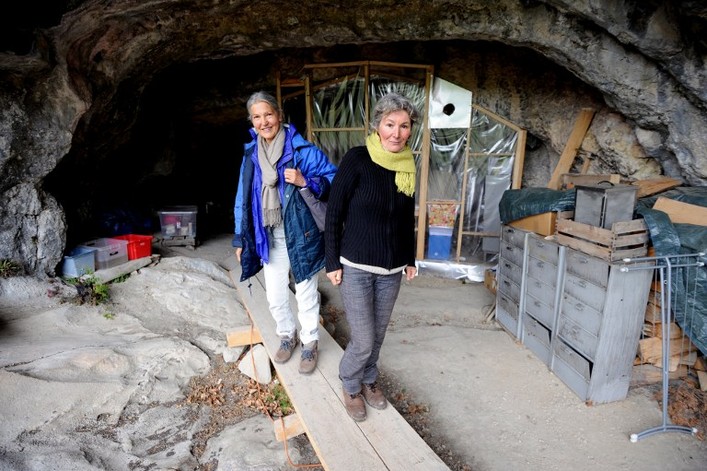 Deux femmes victimes d'électro-sensibilité réfugiées dans une grotte des Hautes-Alpes en Octobre 2011. Jean-Pierre Clatot / AFP
