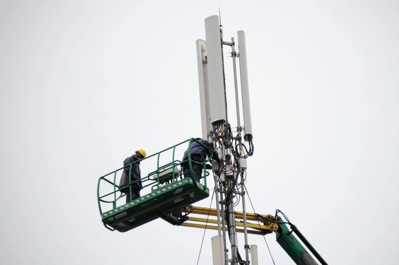 Deux opérateurs travaillent à la maintenance d'une antenne relais de téléphone. La Rochelle, décembre 2013.© Photo Archives Xavier Leoty