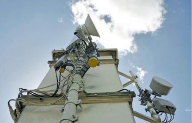 Quelque 100 000 antennes-relais ontété installées en France pour la téléphonie mobile. - MEIGNEUX / SIPA