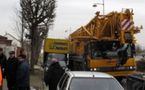 Les riverains bloquent l'installation de la grue pour s'opposer à l'antenne-relais à Champigny (94) - 07/02/2012
